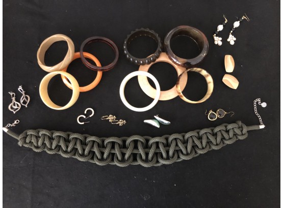 (J14) LOT OF VINTAGE COSTUME JEWELRY - APPROX. 17 PIECES -BANGLES,BRACELETS, EARRINGS, NECKLACE