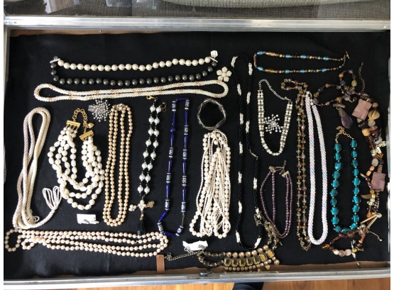 (J26) VINTAGE LOT OF COSTUME JEWELRY-APPROX. 25 PIECES-MOSTLY NECKLACES