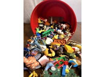 (A-32) CRAYOLA BUCKET OF VINTAGE ASSORTED FIGURINES / TOYS / ACTION FIGURES