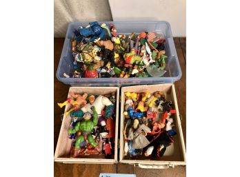 (A-33)  BIG LOT OF VINTAGE ASSORTED FIGURINES / TOYS / ACTION FIGURES