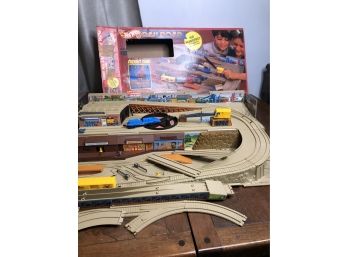 (A-35) 1983 HOT WHEELS RAILROAD VINTAGE TOY - CARRYING CASE -TRACKS - LOOKS COMPLETE, SEE PICS
