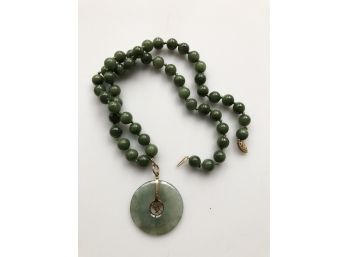 (J43) VINTAGE 14KT AND POSSIBLE GREEN JADE OR JADEITE NECKLACE-MEASURES APPROX. 11 INCHES LONG