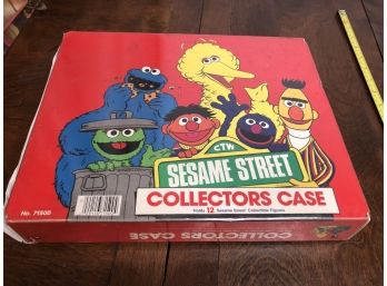 (A-27) VINTAGE Sesame Street COLLECTOR CASE WITH 13 FIGURES
