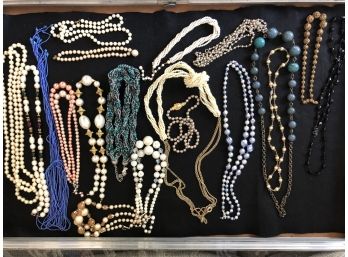 (J21)  LOT OF VINTAGE COSTUME JEWELRY - APPROX. 20 PICES MOSTLY BEADED NECKLACES