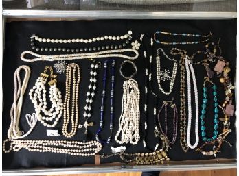 (J26) VINTAGE LOT OF COSTUME JEWELRY-APPROX. 25 PIECES-MOSTLY NECKLACES