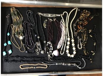 (J31) LOT OF VINTAGE COSTUME JEWELRY-APPROX. 25 PIECES-MOSTLY NECKLACES