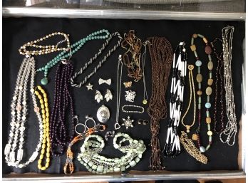 (J33) LOT OF VINTAGE COSTUME JEWELRY-APPROX. 30 PIECES- NECKLACES, PINS, EARRINGS, RHINESTONE