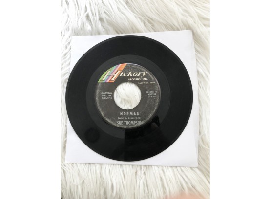 (R26) SUE THOMPSON-45 RPM RECORD- 'NEVER LOVE AGAIN' AND 'NORMAN'