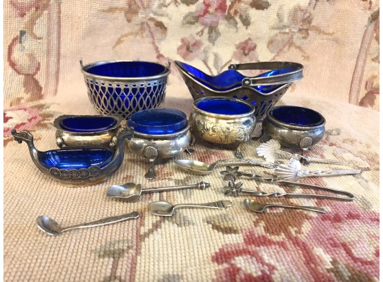 LOT OF 7 STERLING SILVER OPEN SALTS AND BOWLS WITH COBALT BLUE GLASS LINERS.PLUS 7 (925) TONGS & SCOOPS