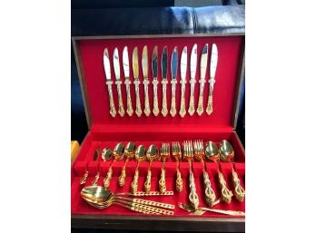 SERVICE FOR 12 GOLD COLOR STAINLESS STEEL FLATWARE SET. ASSORTED SERVING PIECES.