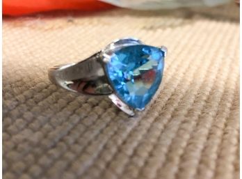 14 KARAT WHITE GOLD AND BLUE TOPAZ RING. SIZE 9 WEIGHS APPROX. 3.6 DWT