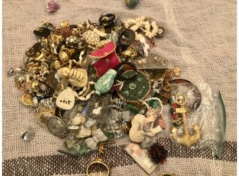 H U G E  LOT OF MIXED COSTUME JEWELRY - 11 LBS - ASSORTED DESIGNER SIGNED NECKLACES, BRACELETS, BROOCHES
