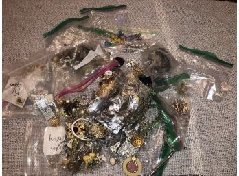 7 LBS MIXED LOT COSTUME JEWELRY - SOME SIGNED - BROOCHES, PENDANTS, RHINESTONE - AMAZING!