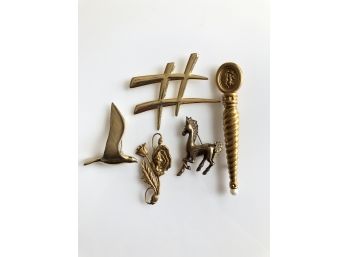 A-9 - LOT OF FIVE VINTAGE GOLD TONE BROOCHES - HASHTAG, D'ORLAN, CAROLEE, TORTOLANI, JJ, SCEPTER, HORSE