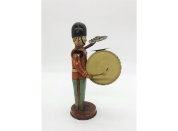 A-25- VINTAGE MARCHING BAND SOLDIER 'DRUMMER BOY' TIN TOY - J. CHEIN USA - 8'