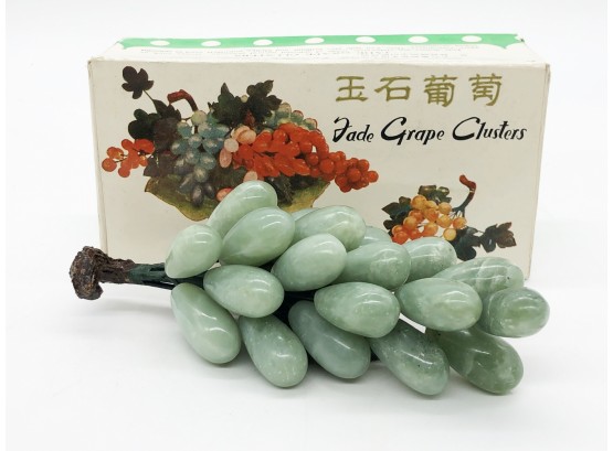 (2A165) VINTAGE JADE CLUSTER OF GRAPES IN BOX APPROX.7'