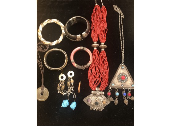 TRIBAL LOT OF VINTAGE COSTUME JEWELRY - 10 PIECES INCL. EBONY, CORAL, BEAD, NECKLACES (2)