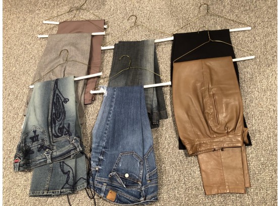LOT OF 7 WOMEN'S PANTS - LEATHER, JEANS - MOSTLY 6- (E11)