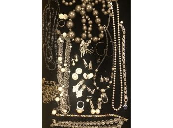 MIXED LOT OF VINTAGE COSTUME JEWELRY - 25 PIECES - STERLING, RHINESTONE, BRACELETS, EARRINGS (7)