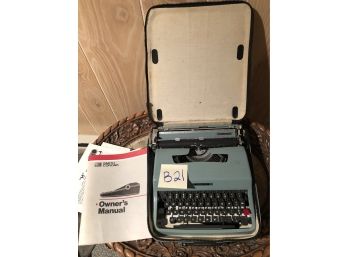VINTAGE SMITH CORONA TYPEWRITER- LETTERA 32- BLUE WITH OWNERS MANUAL AND CASE-B21