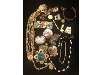 MIXED LOT OF VINTAGE COSTUME JEWELRY - 17 GOLD TONE PIECES INCLUDE NECKLACES, EARRINGS, PORCELAIN BROOCH  (3)