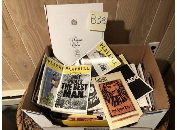 ENORMOUS LOT OF BROADWAY PLAYBILLS, SOME SIGNED- CHICAGO- LION KING- PHANTOM- JECKYLLHYDE- APPROX 100-B38