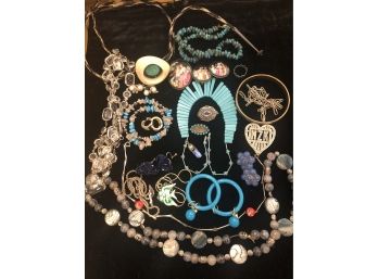 MIXED LOT OF VINTAGE COSTUME JEWELRY - 23 PIECES -TURQUOISE, STONE, GLASS, EARRINGS, BOLO (6)