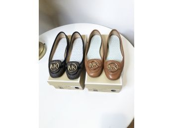 (159) LOT OF 2 PAIRS OF MICHAEL KORS LADIES SHOES-BOTH LILLIE MOC 1 LEATHER 1 PVC-BOTH SIZE 6