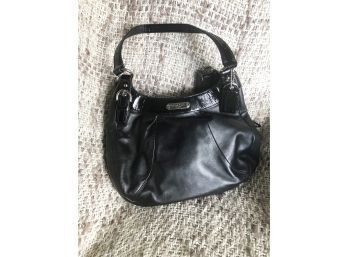 (59) BLACK LEATHER COACH ZIPPERED HANDBAG WITH PATENT LEATHER STRAP -GREAT SHAPE