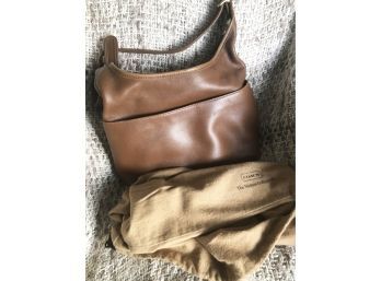 (61) COACH SOFT BROWN LEATHER HANDBAG OVER THE SHOULDER AND ZIPPERED WITH DUST BAG