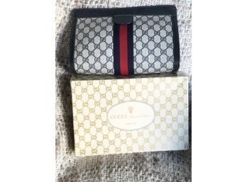 (72) AUTHENTIC GUCCI VELCRO POUCH / HANDBAG WITH ORIGINAL BOX - PURCHASED IN ITALY