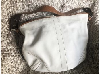 (60) COACH WHITE AND BROWN LEATHER OVER THE SHOULDER AND ZIPPERED HANDBAG