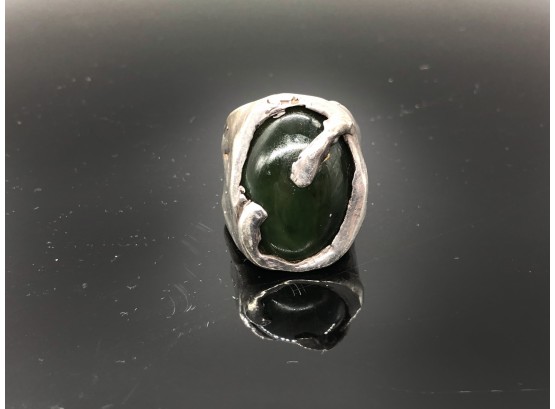 (35) SOUTHWESTERN STYLE MENS RING - STERLING SILVER AND DARK GREEN STONE - SIZE 10 - 16.2 DWT