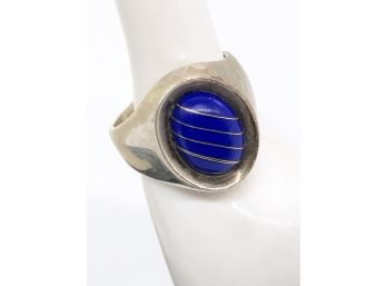 (40) VINTAGE MEN'S RING - STERLING SILVER AND DARK BLUE STONE WITH SILVER STRIPES - SIZE 11.5 - 13.2 DWT