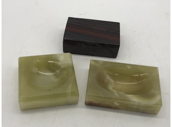 (91) LOT OF THREE VINTAGE STONE PIECES - TWO GREEN MARBLE  ASHTRAYS & BROWN STONE COVERED BOX  - SOME CHIPS