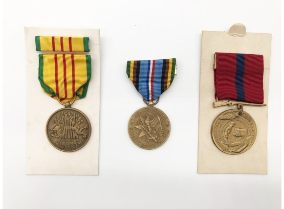 (37) LOT OF 3 MEDALS-WW11 MARINE MEDAL FIDELITY-VIETNAM US ARMY EXPEDITIONARY W/RIBBON-ARMED FORCE EXPEDITION.