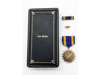 (36) VINTAGE WW11 MILITARY AIR MEDAL-WITH CASE-W/AIR MEDAL RIBBON AND AIR MEDAL PIN