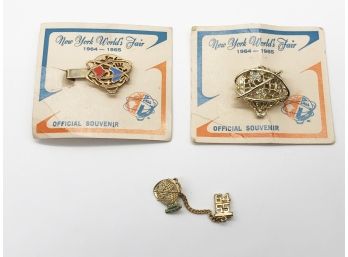 (56) LOT OF 3 VINTAGE 1964-1965 WORLDS FAIR SOUVENIR ITEMS-1 TIE CLASP AND 2 PINS