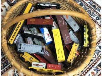 (T22) LOT OF 25 MODEL TRAINS-HO SCALE-NO ENGINES