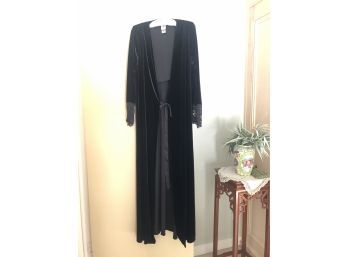 (C5) VINTAGE 'JONQUIL' LONG BLACK VELVET ROBE WITH BELT & LACE CUFF SLEEVES - SIZE LARGE