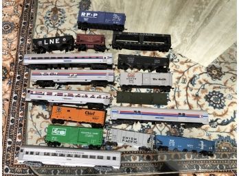(T25) LOT OF 16 MODEL TRAINS-HO SCALE-NO ENGINES