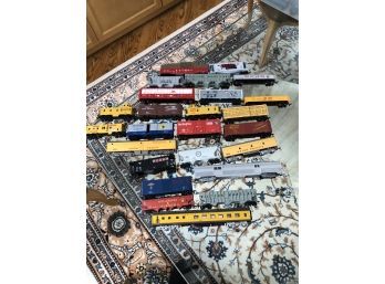 (T23) LOT OF 25 MODEL TRAINS-HO SCALE-NO ENGINES