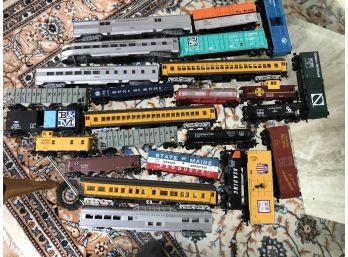(T24) LOT OF 25 MODEL TRAINS-HO SCALE-NO ENGINES