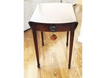 (115) VINTAGE MAHOGANY DROP LEAF END TABLE WITH DRAWER - 34' BY 23' OPEN & 19' BY 23' CLOSED, 26' TALL
