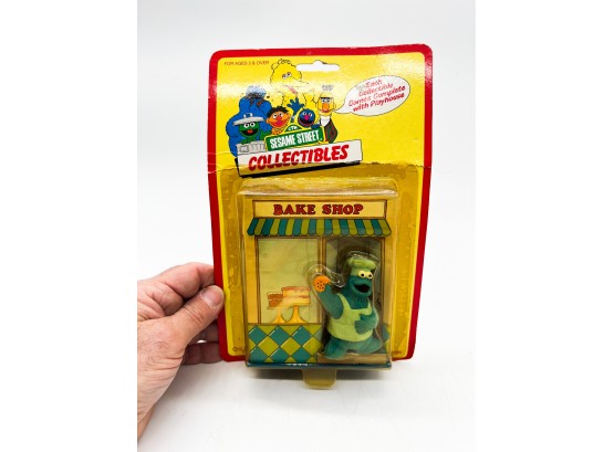 A-25- 1987 Sesame Street COOKIE MONSTER AT THE BAKE SHOP - NEW OLD STOCK IN SEALED PACKAGE