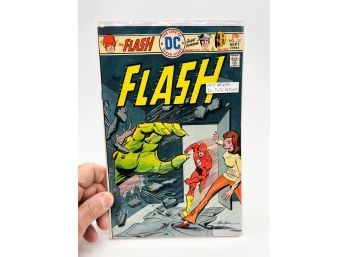 (117) VINTAGE 'FLASH' COMIC BOOK DR FATE APPEARS 1975 #236