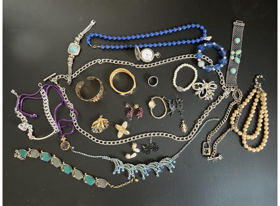 (12) LOT OF 25 PIECES OF ASSORTED COSTUME JEWELRY