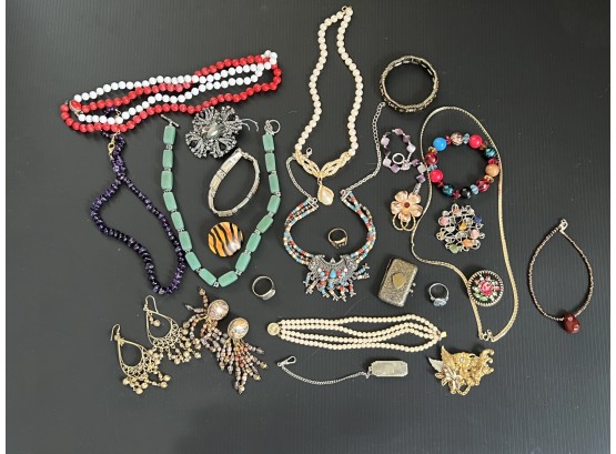 (24) LOT OF APPROX. 25 PIECES OF ASSORTED COSTUME JEWELRY