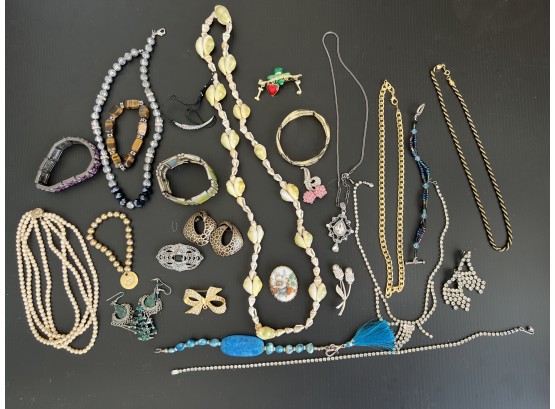 (5) APPROXIMATLY 25 PIECES OF COSTUME JEWELRY