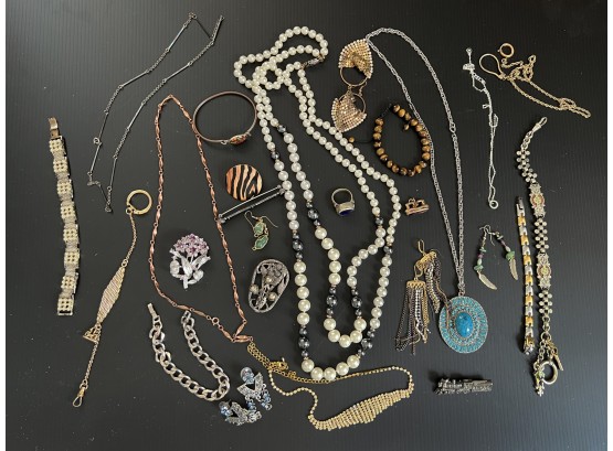 (18) LOT OF APPROX. 25 PIECES OF COSTUME JEWELRY